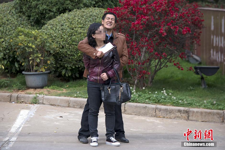 4月8日，劫持者與警方對(duì)峙。