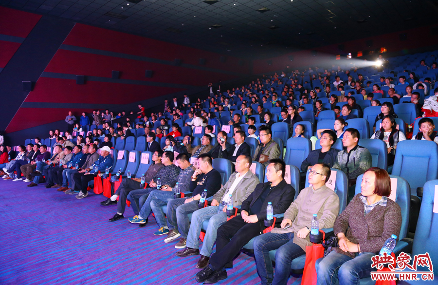 首映禮吸引了眾多的觀眾前來(lái) 首映禮吸引了眾多的觀眾前來(lái)