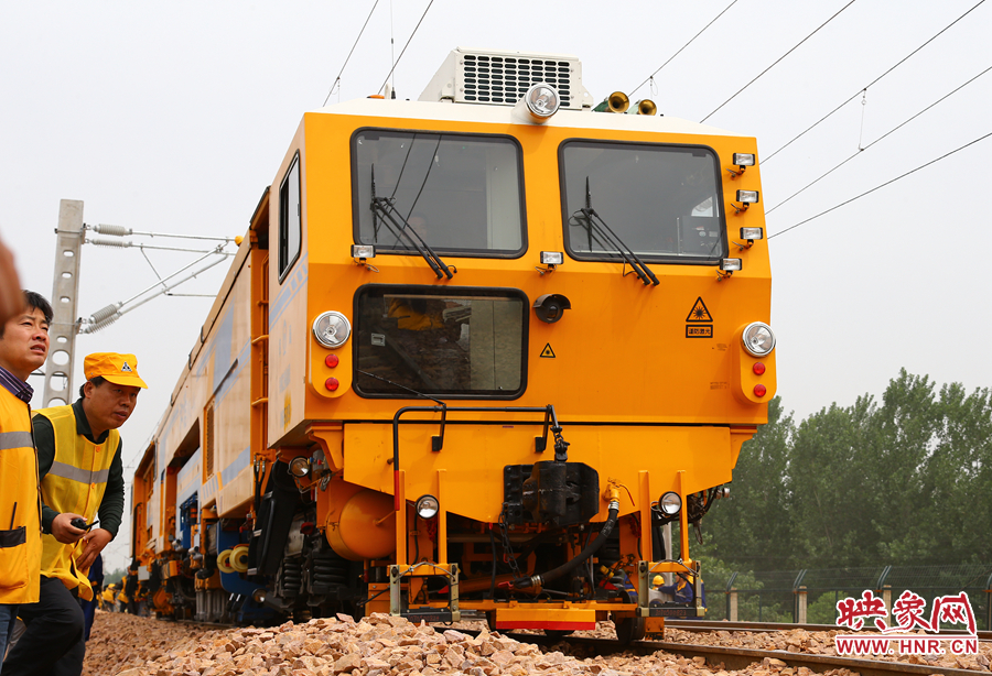搗固穩(wěn)定車(chē)對(duì)鐵軌進(jìn)行最后的施工