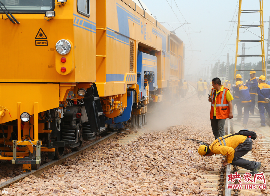 搗固穩(wěn)定車(chē)正在進(jìn)行作業(yè)