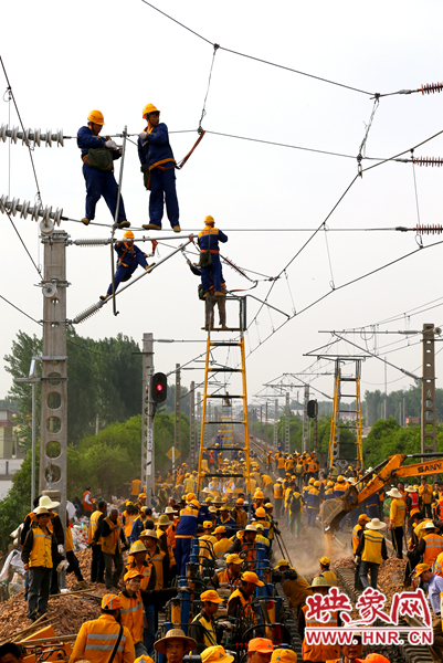 時(shí)間緊工程量大，工人們都加緊施工