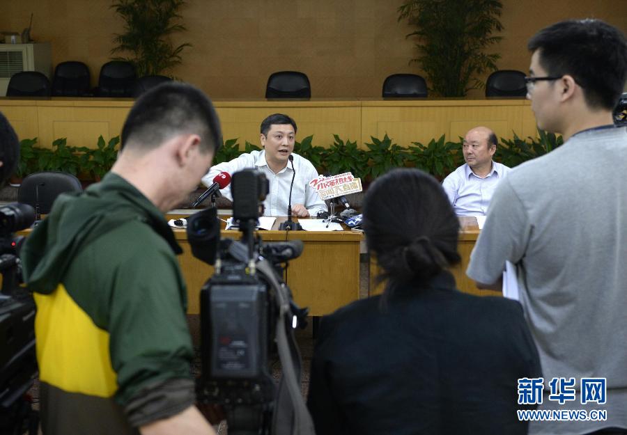  5月18日，杭州市環(huán)保局長胡偉（左）在發(fā)布會上回答記者提問。