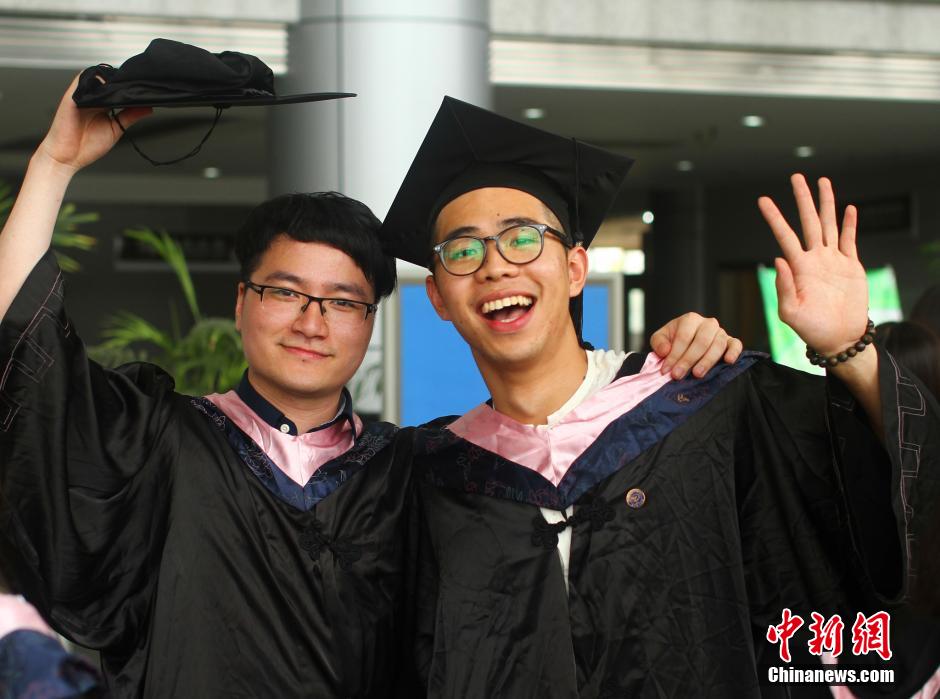 6月6日，浙江理工大學的畢業(yè)生們在校園中以賣萌、搞怪等獨具青春特色的方式告別大學生涯。中新社發(fā) 李晨