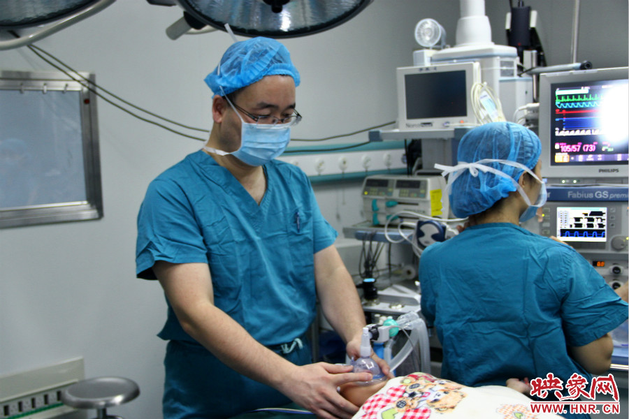 上午8點(diǎn)10分，小龍接受全身麻醉。