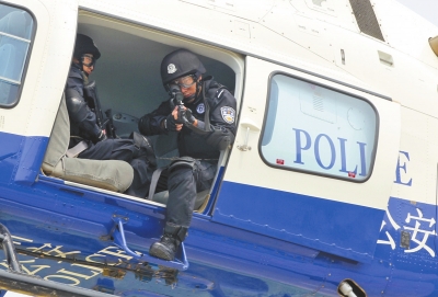 遇緊急情況，機(jī)載狙擊手可實(shí)施對(duì)地打擊。