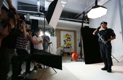 拍起大片來，特警也是一絲不茍。