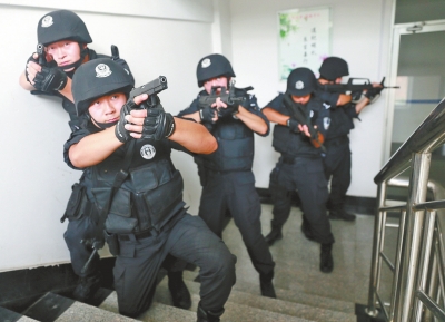 進(jìn)入樓道后，特警開始地毯式搜索。