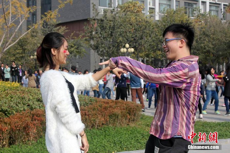 11月11日，河南財經(jīng)政法大學(xué)校園內(nèi)，300名在校大學(xué)生在上演了一出“光棍”也瘋狂的“快閃”大戲。