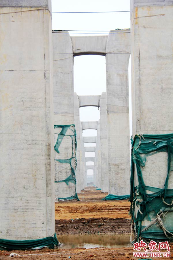 目前附近居民認為“照目前的施工狀況看，年底主體完工已不太可能”。