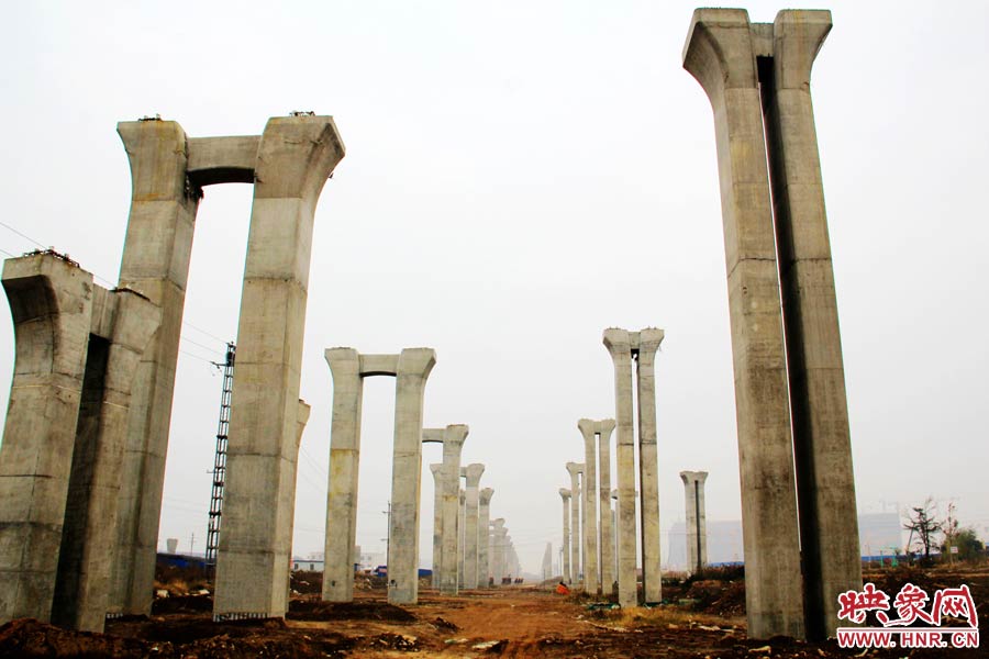 橋墩聳立，一片荒涼。