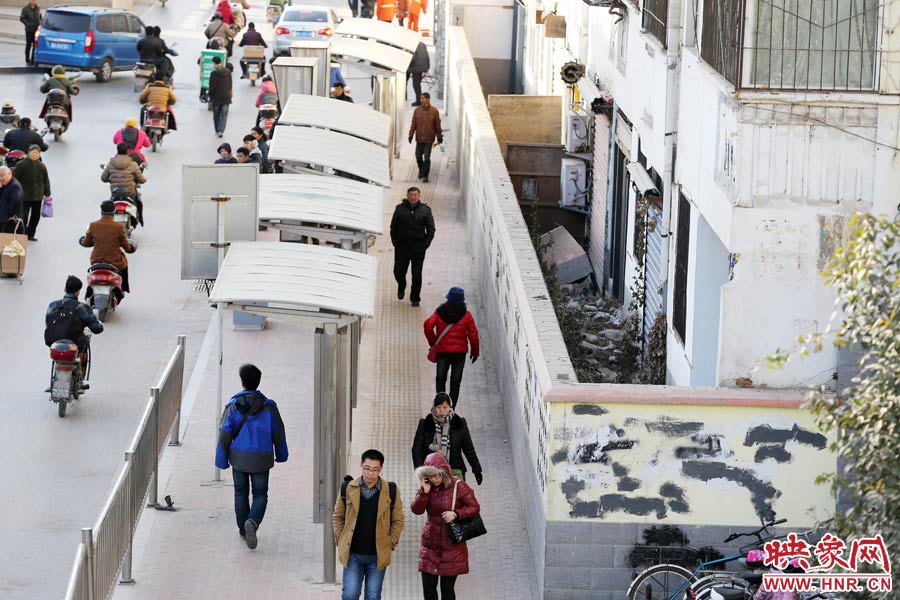 墻內(nèi)扔著垃圾，墻面上涂滿了牛皮癬小廣告，異常顯眼。