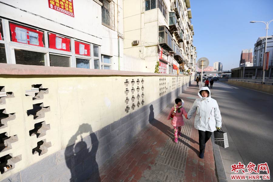 市民從墻外走過。