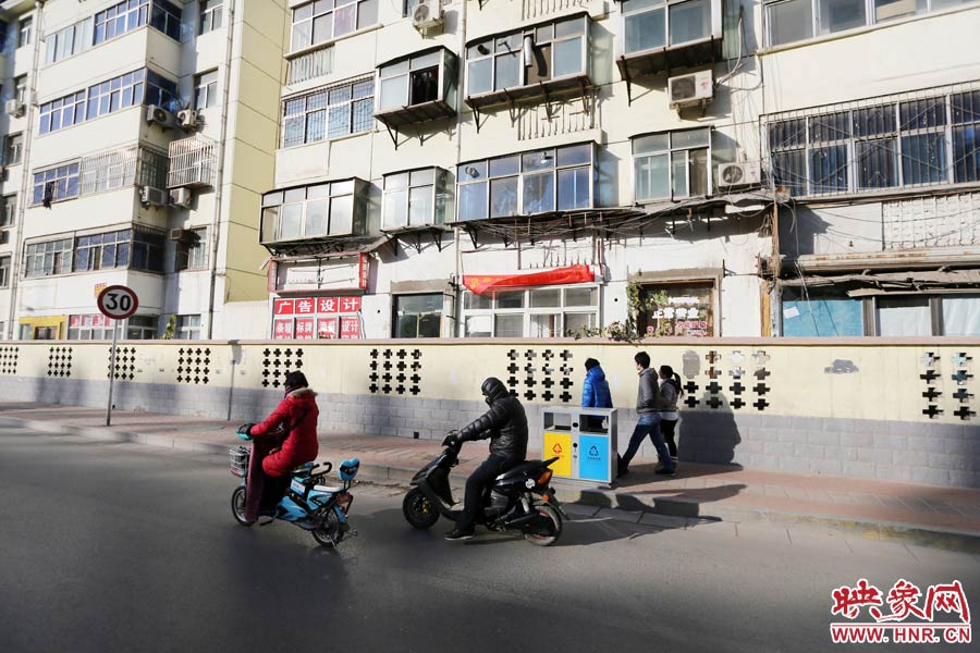 雖然墻內(nèi)的商戶已經(jīng)搬走，但一些門頭還沒撤下。