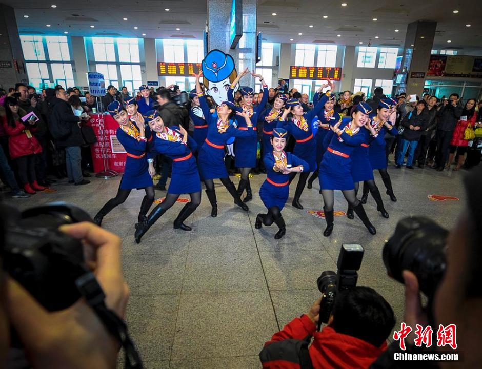 圖為D2702次列車13名乘務員在候車大廳內(nèi)玩起“快閃”。