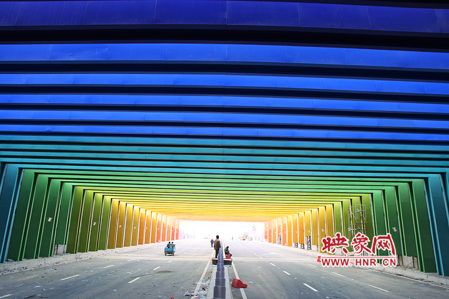 出隧道時(shí)由顏色過渡為紫色。