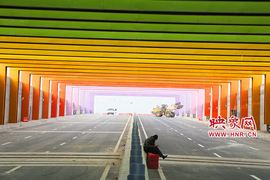 圖為一工人在隧道內(nèi)休息。