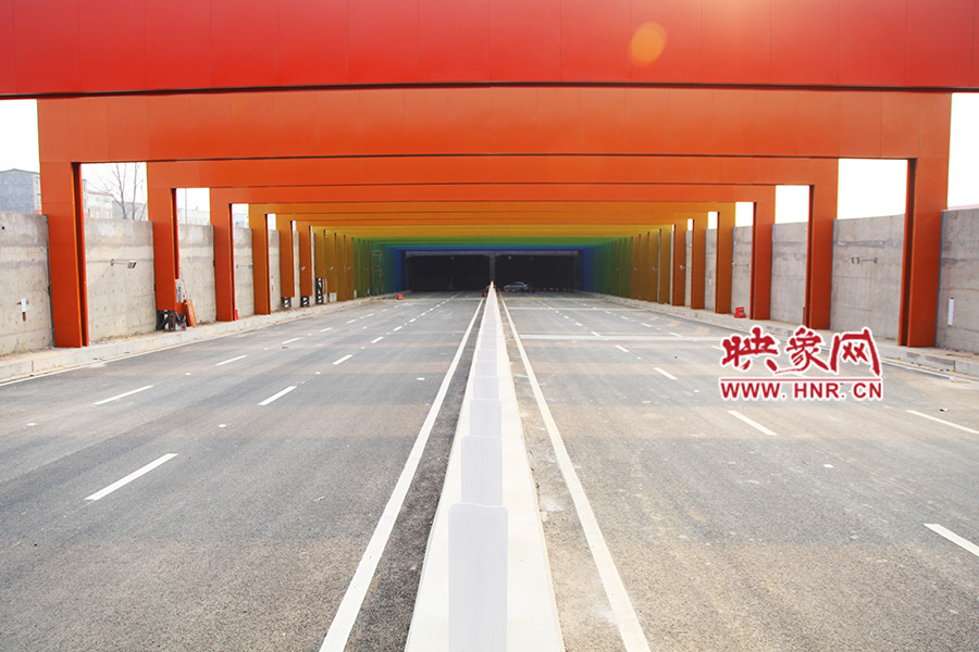 記者駕車體驗(yàn)。