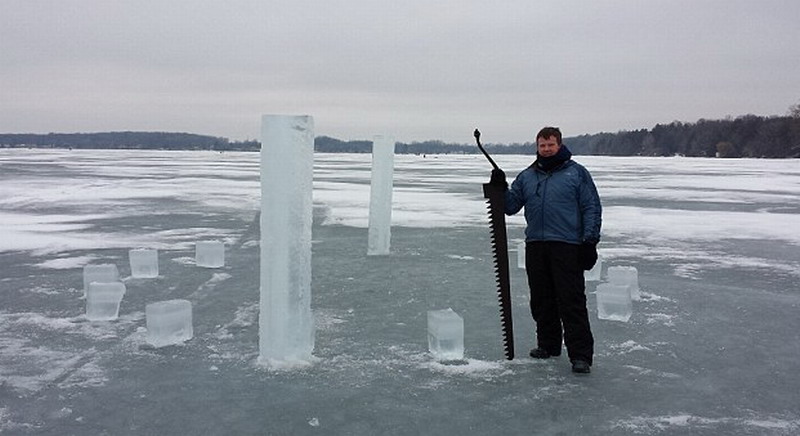 　這5名美國人使用鏈鋸和冰刀切割冰塊，用了2周時間才建成巨大的冰柱巨石陣。（網(wǎng)頁截圖）