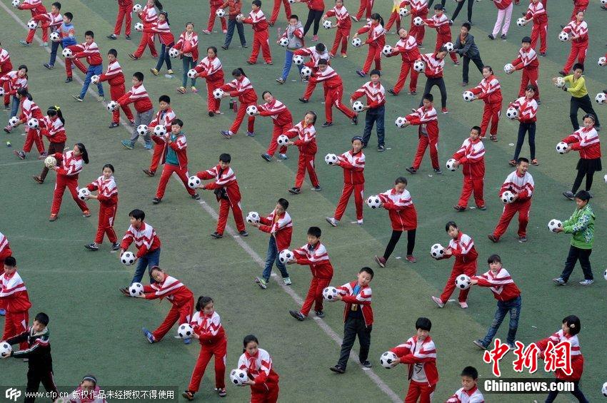 洛陽推進校園足球普及 學生跳起“足球操”