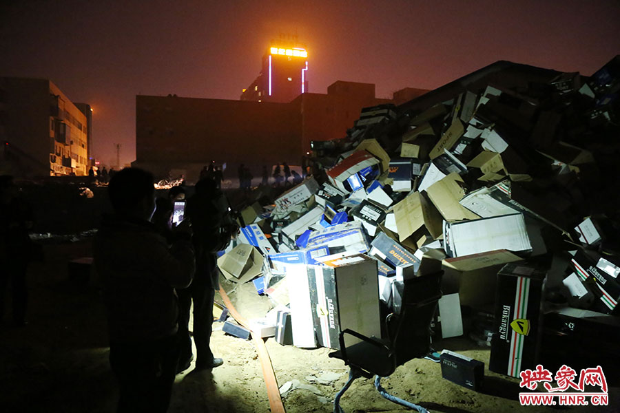 現(xiàn)場堆放著近千包裝好的鞋子