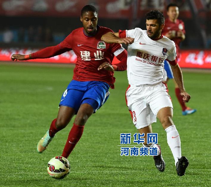 河南建業(yè)隊隊員戈麥斯（左）與重慶力帆隊隊員吉利奧蒂在比賽中拼搶。