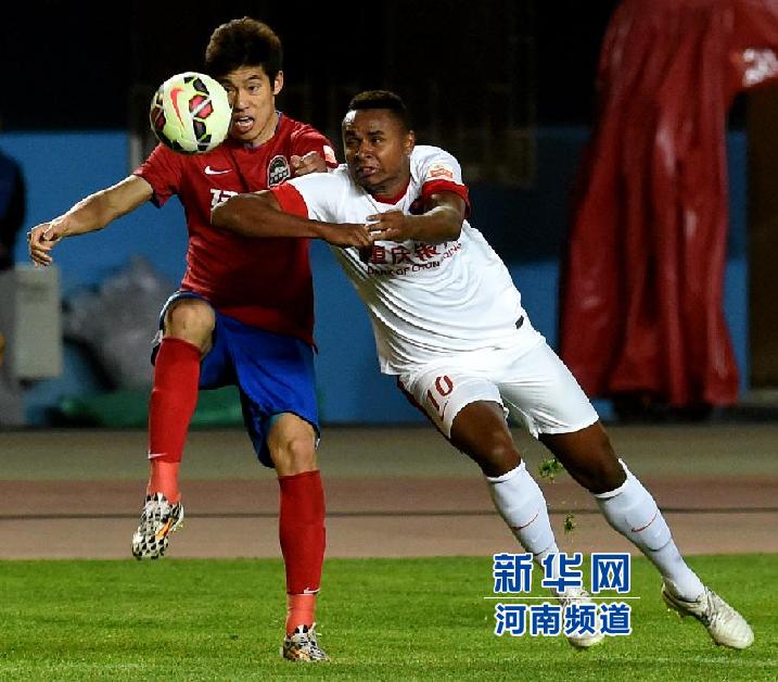 重慶力帆隊隊員科爾霍（右）在比賽中拼搶。