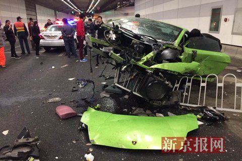一輛蘭博基尼與一輛法拉利發(fā)生事故，現(xiàn)場狀況慘烈