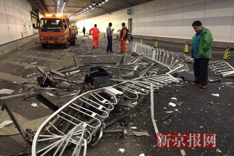 一輛蘭博基尼與一輛法拉利發(fā)生事故，現(xiàn)場狀況慘烈