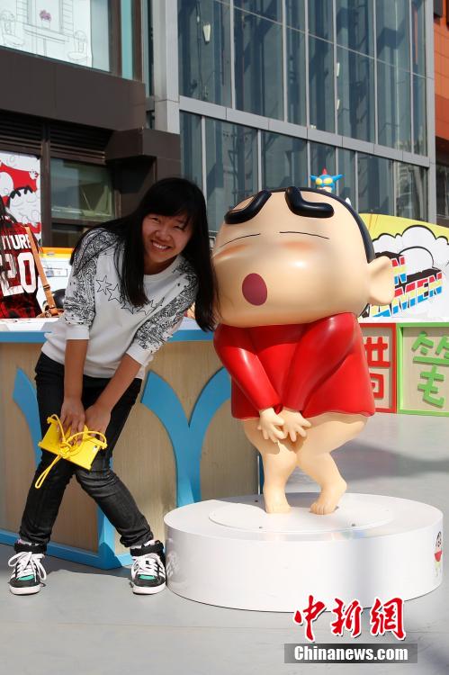4月22日，游客與蠟筆小新合影?！跋灩P小新25周年紀念特展”日前在北京開展，吸引了不少市民游客。