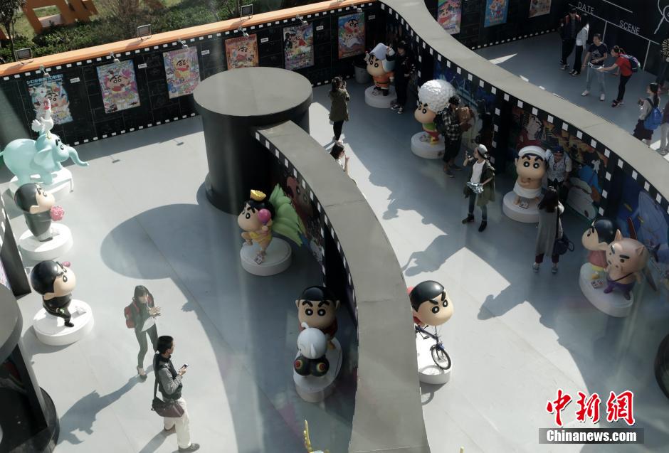 4月22日，游客與蠟筆小新合影?！跋灩P小新25周年紀念特展”日前在北京開展，吸引了不少市民游客。