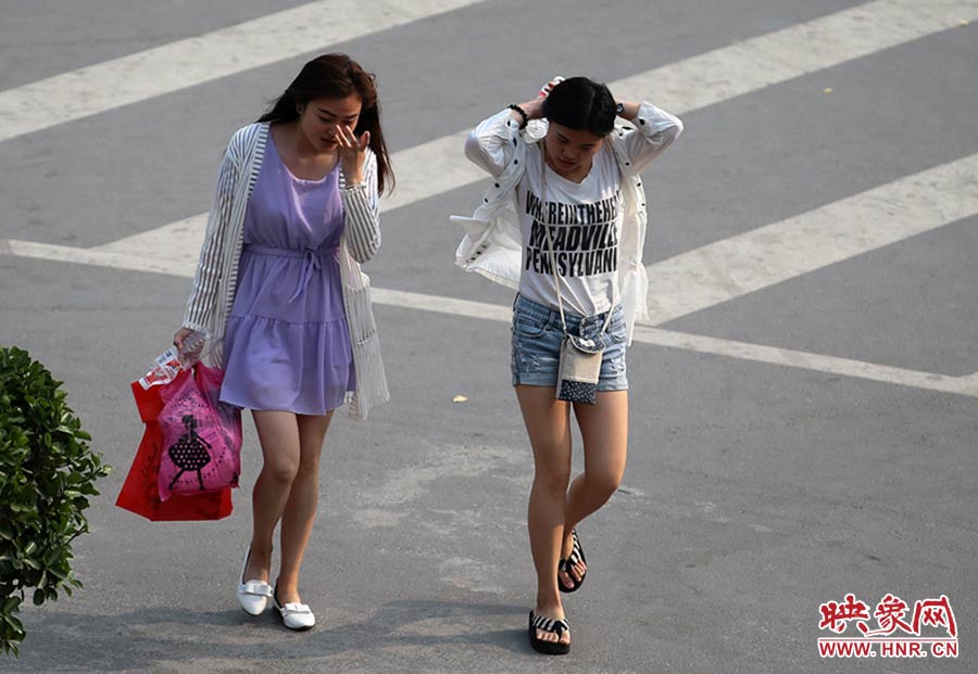 太熱了，還是把頭發(fā)扎起來