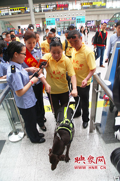 檢票進(jìn)站。