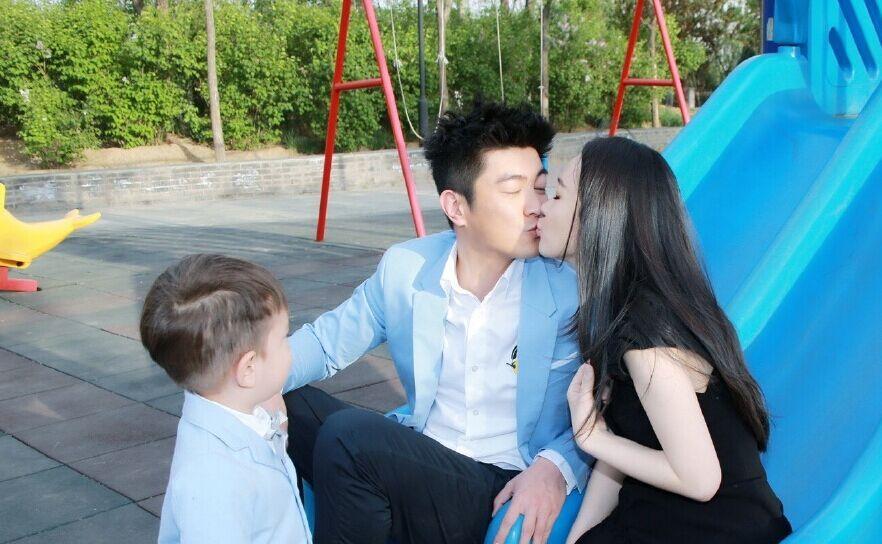 霍思燕與老公親吻,兒子看呆?；羲佳喔窖?“超級愛你們!520快樂!”