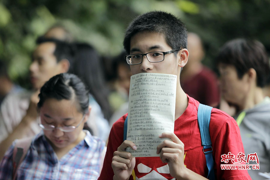 鄭州回中考點(diǎn)，等候入場(chǎng)的考生