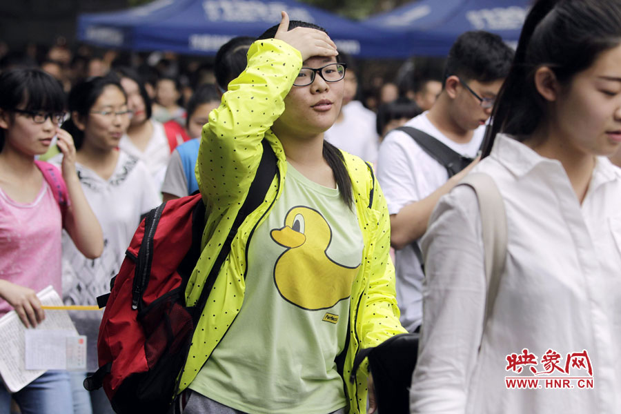 鄭州回中考點(diǎn)，考生輕松入場(chǎng)。