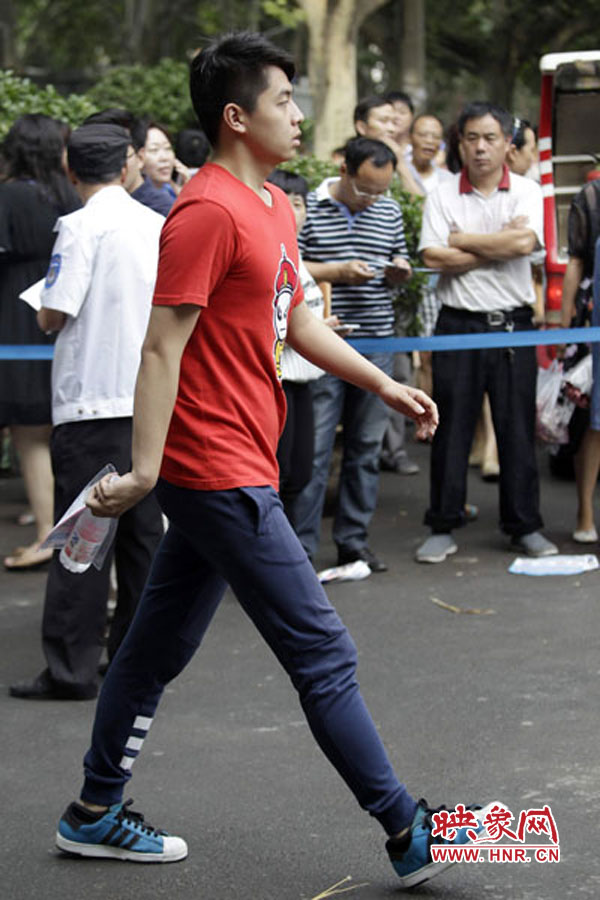 鄭州回中考點(diǎn)，考生自信入場(chǎng)。