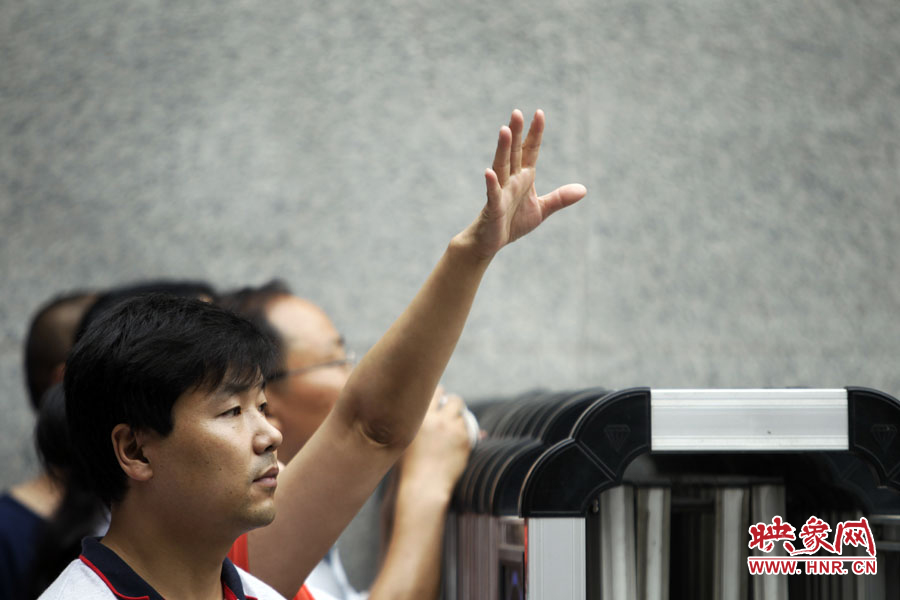 6月7日，鄭州回中考點(diǎn)?！昂伲以谶@兒！”一名家長(zhǎng)招呼自己的孩子