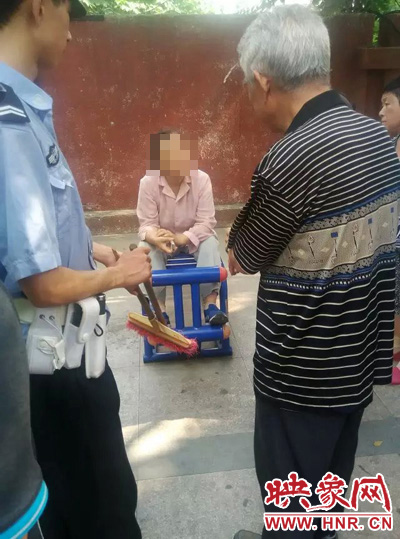 老太當時坐在健身器材上做仰臥起坐，說環(huán)衛(wèi)工人影響她鍛煉身體了，便開始謾罵環(huán)衛(wèi)工人。