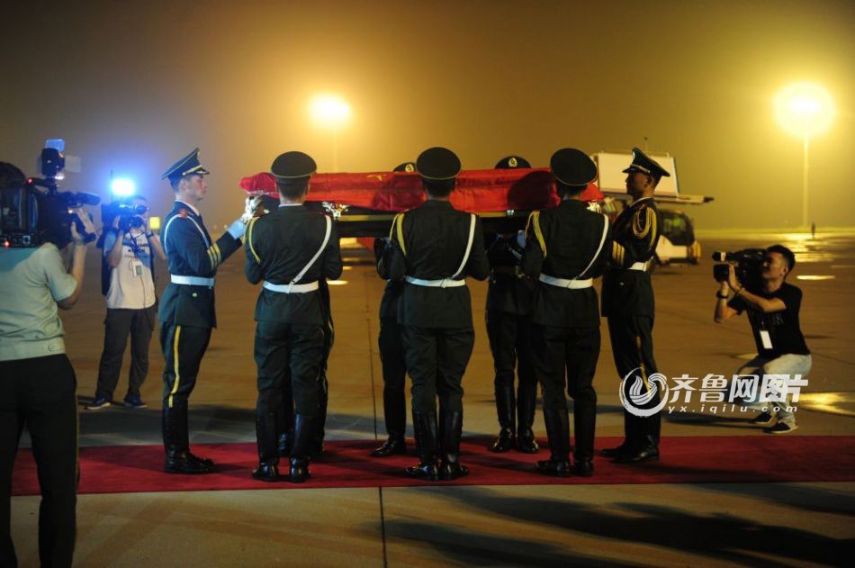 張楠烈士靈柩回國迎接儀式現(xiàn)場 張楠烈士靈柩回國迎接儀式現(xiàn)場