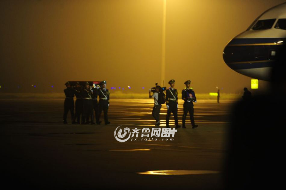 張楠烈士靈柩回國迎接儀式現(xiàn)場 張楠烈士靈柩回國迎接儀式現(xiàn)場