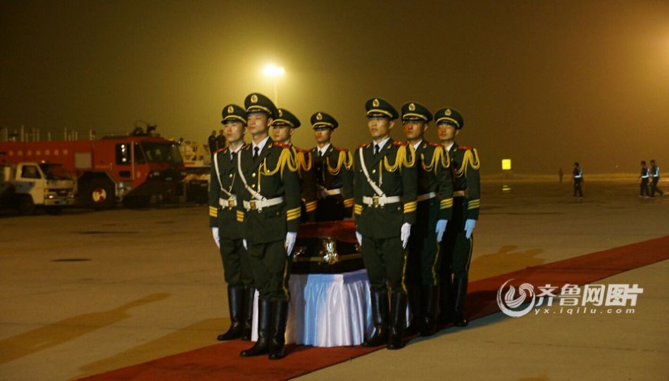 張楠烈士靈柩回國迎接儀式現(xiàn)場 張楠烈士靈柩回國迎接儀式現(xiàn)場