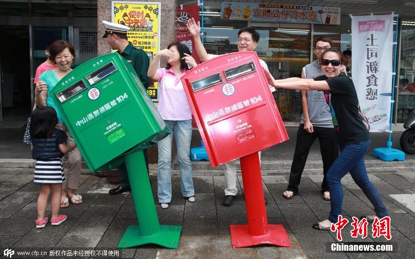 臺(tái)北兩郵筒被臺(tái)風(fēng)吹歪 成市民拍照景點(diǎn) 臺(tái)北兩郵筒被臺(tái)風(fēng)吹歪 成市民拍照景點(diǎn)