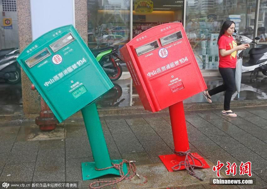 臺(tái)北兩郵筒被臺(tái)風(fēng)吹歪 成市民拍照景點(diǎn) 臺(tái)北兩郵筒被臺(tái)風(fēng)吹歪 成市民拍照景點(diǎn)