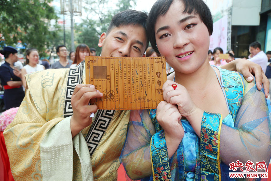 一對兒情侶現(xiàn)場展示“賣身契”內(nèi)容。