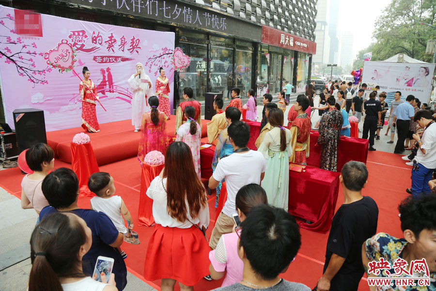 活動現(xiàn)場，聚集了大量圍觀群眾。