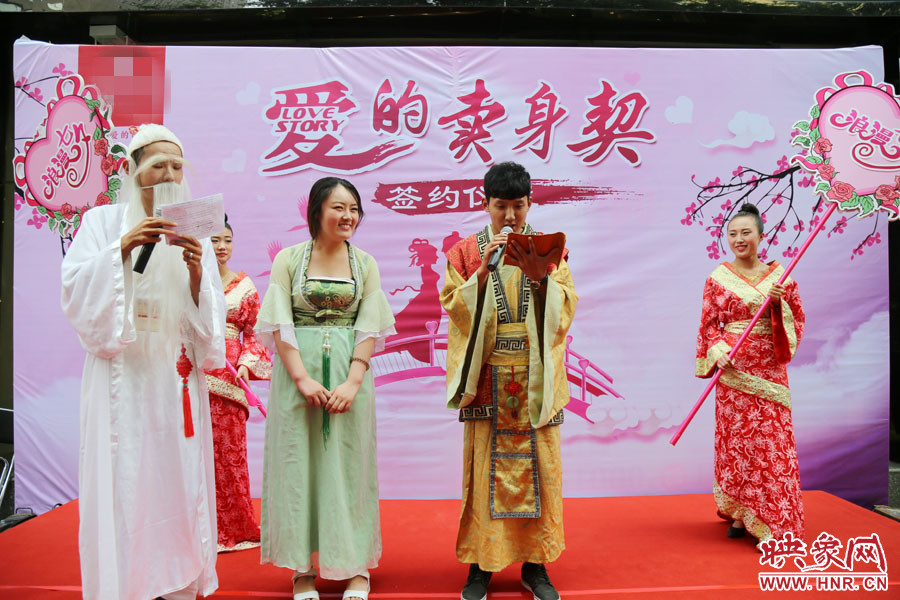 男子現(xiàn)場宣讀“賣身契”的內(nèi)容，讓大家作證。