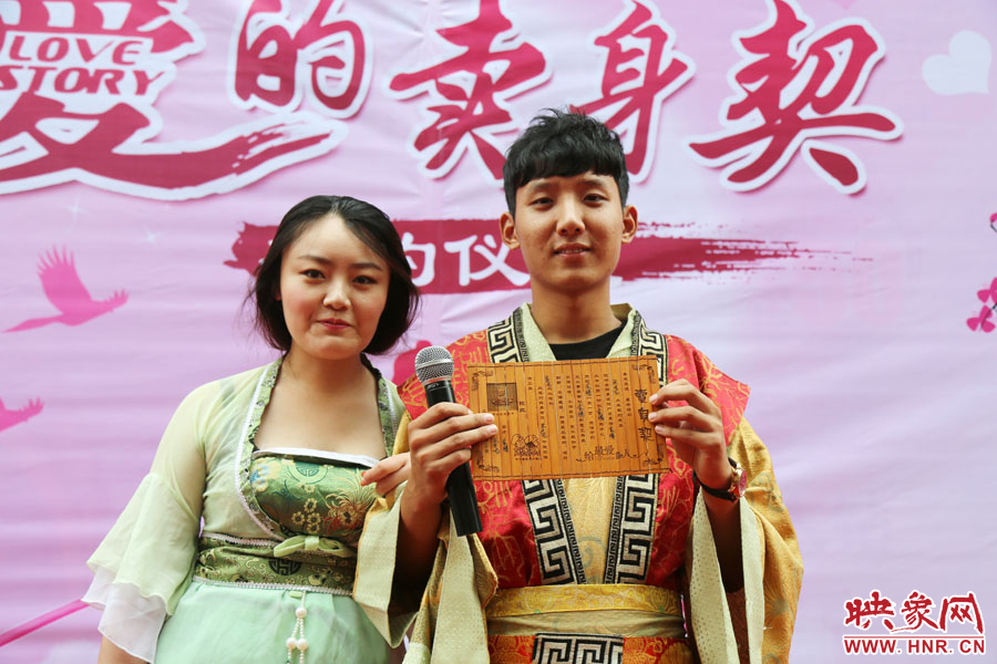 現(xiàn)場的8名男子異口同聲地表示，如違反此契約，可以接受處以極刑。