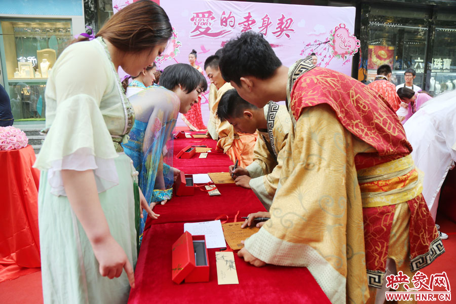 在“月老”的見證下，8名男子簽下代表真摯愛情的“賣身契”。