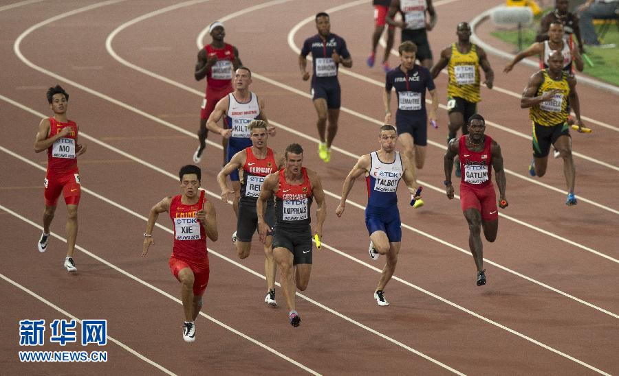 中國隊選手謝震業(yè)（左前）在比賽中。