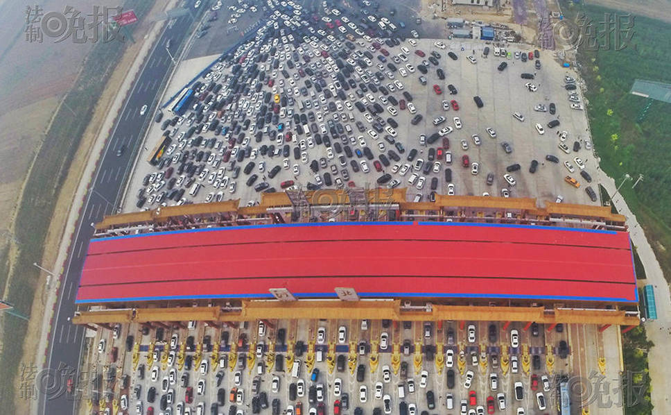 滯留的大批車輛。